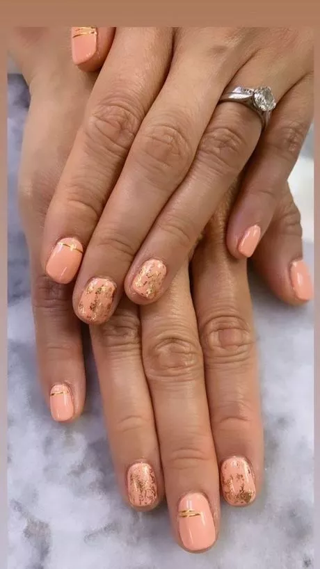 pink-and-gold-nails-short-88_13-7 Unghii roz și auriu scurte