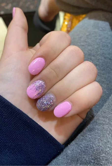 pink-and-grey-nails-with-glitter-96_14-7 Unghii roz și gri cu sclipici