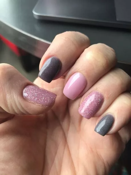 pink-and-grey-nails-with-glitter-96_5-15 Unghii roz și gri cu sclipici