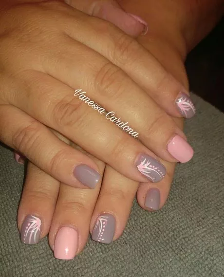 pink-and-grey-short-nails-23_3-12 Unghii scurte roz și gri