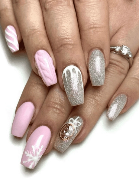 pink-and-silver-christmas-nails-10-3 Unghii de Crăciun roz și argintiu
