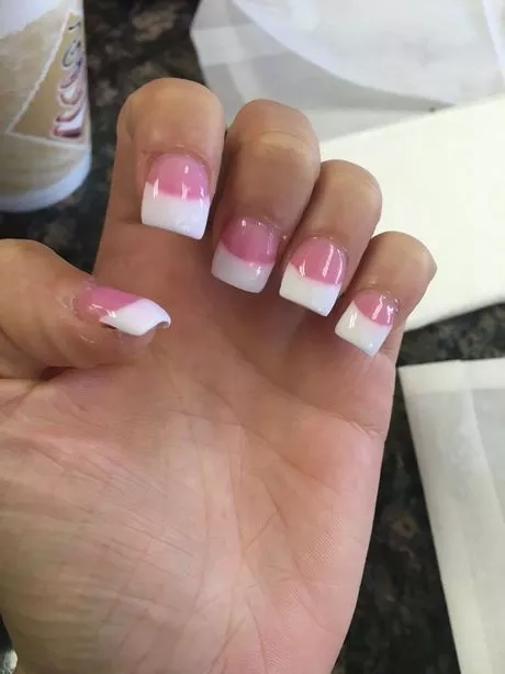pink-and-white-french-tip-acrylic-nails-21_18-9 Unghii acrilice cu vârf francez roz și alb