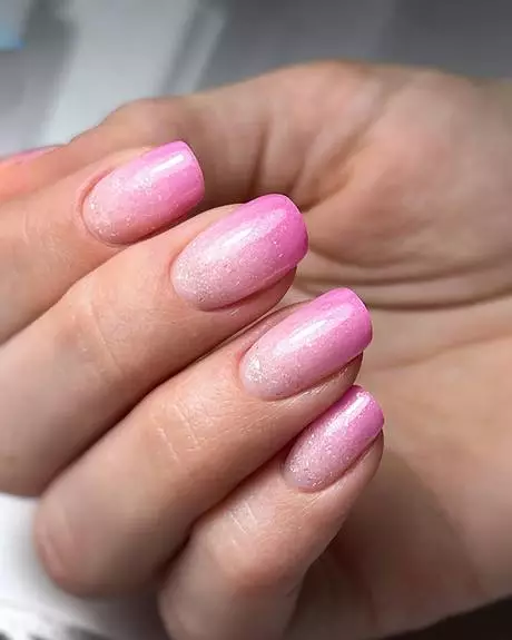 pink-and-white-glitter-ombre-nails-46_16-8 Unghii ombre cu sclipici roz și alb