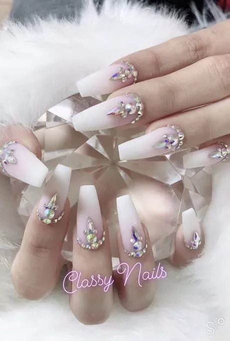pink-and-white-nails-with-diamonds-45_12-6 Unghii roz și albe cu diamante