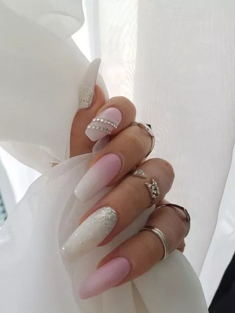 pink-and-white-nails-with-diamonds-45_14-8 Unghii roz și albe cu diamante