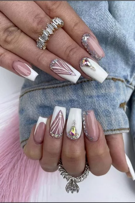 pink-and-white-nails-with-diamonds-45_6-17 Unghii roz și albe cu diamante