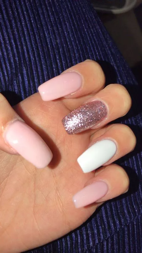 pink-and-white-nails-with-glitter-96-2 Unghii roz și albe cu sclipici