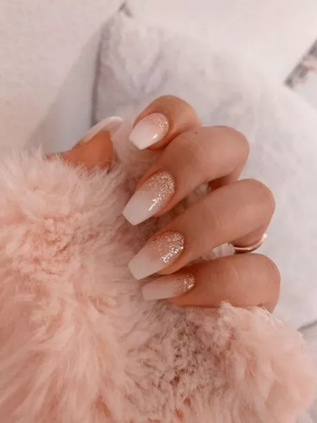 pink-and-white-nails-with-glitter-96_2-11 Unghii roz și albe cu sclipici