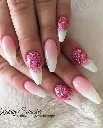 pink-and-white-nails-with-glitter-96_3-13 Unghii roz și albe cu sclipici