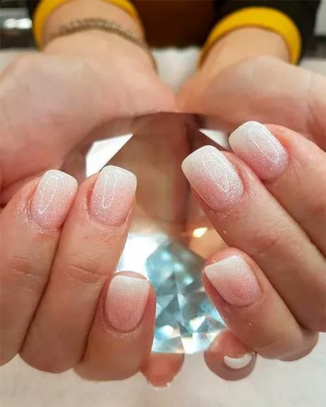 pink-and-white-ombre-nails-short-50_2-8 Unghii ombre roz și alb scurte