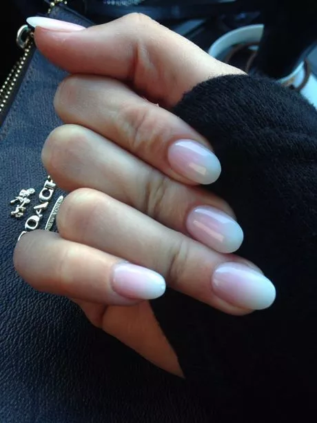 pink-and-white-ombre-nails-short-50_9-16 Unghii ombre roz și alb scurte