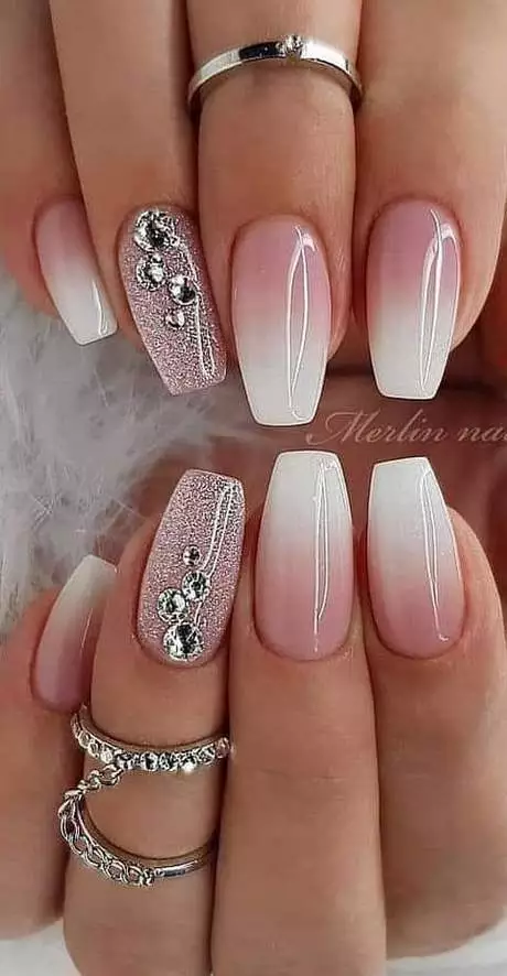 pink-and-white-ombre-nails-with-design-23-1 Unghii ombre roz și alb cu design
