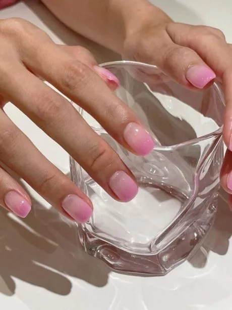 pink-and-white-ombre-nails-with-design-23_7-18 Unghii ombre roz și alb cu design