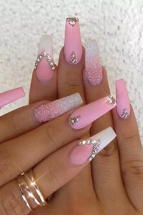 pink-and-white-ombre-nails-with-design-23_8-19 Unghii ombre roz și alb cu design