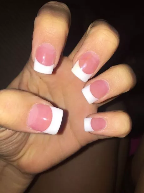 pink-and-white-tip-acrylic-nails-01_13-6 Unghii acrilice cu vârf roz și alb