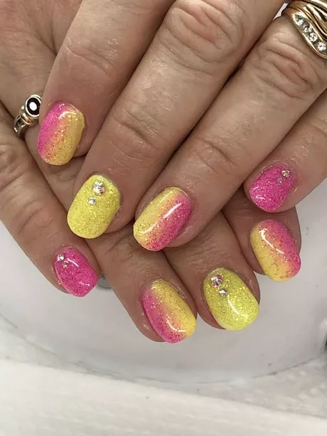 pink-and-yellow-nail-art-54_5-12 Unghii roz și galben