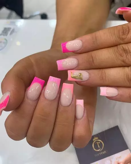 pink-french-tip-nails-with-diamonds-09-1 Unghii roz cu vârf francez cu diamante