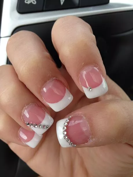 pink-french-tip-nails-with-diamonds-09_12-6 Unghii roz cu vârf francez cu diamante
