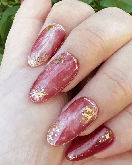 pink-marble-nails-with-gold-flakes-08-2 Unghii de marmură roz cu fulgi de aur