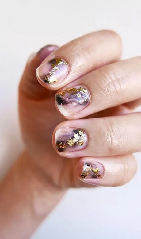 pink-marble-nails-with-gold-flakes-08_5-14 Unghii de marmură roz cu fulgi de aur