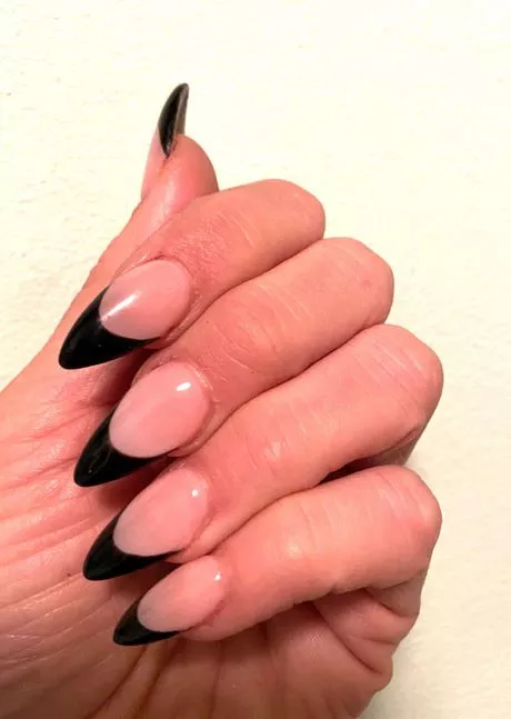 pink-nails-with-black-french-tips-84_3-10 Unghii roz cu vârfuri franceze negre