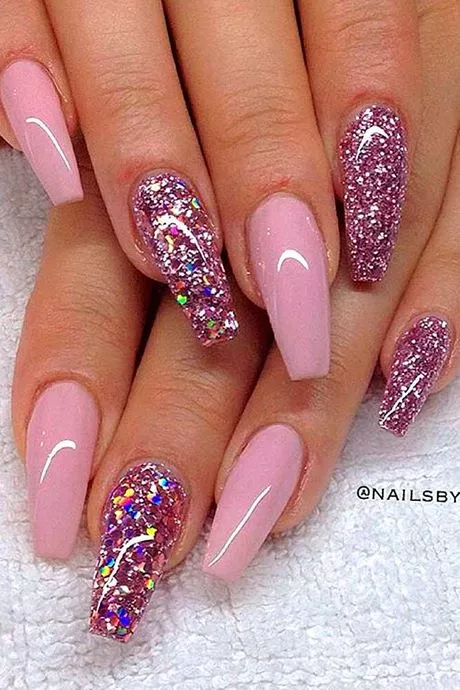 pink-nails-with-glitter-design-87_11-5 Unghii roz cu design sclipici
