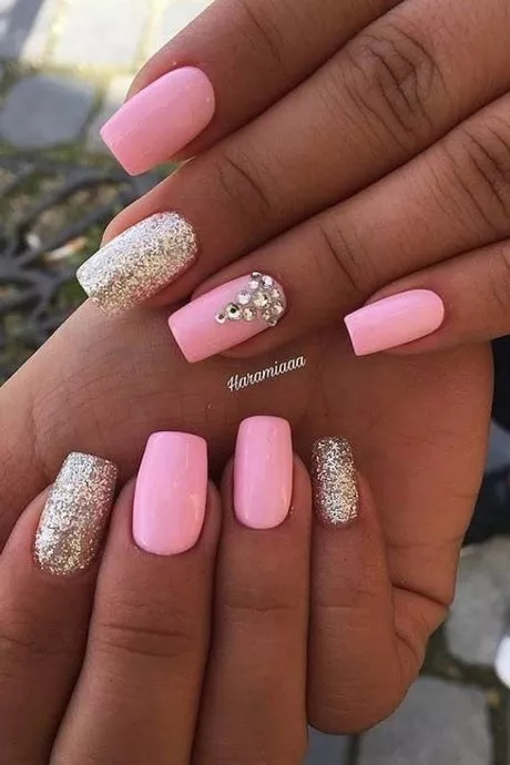 pink-nails-with-glitter-design-87_12-6 Unghii roz cu design sclipici