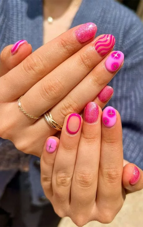 pink-nails-with-glitter-design-87_13-7 Unghii roz cu design sclipici