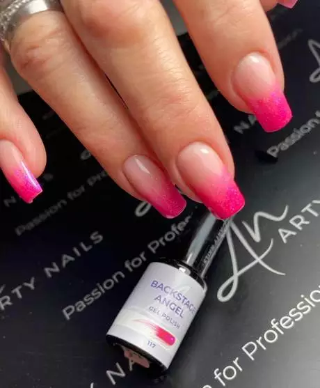 pink-nails-with-silver-glitter-tips-75-2 Unghii roz cu vârfuri de sclipici argintii