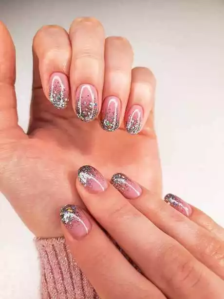 pink-nails-with-silver-glitter-tips-75_10-4 Unghii roz cu vârfuri de sclipici argintii
