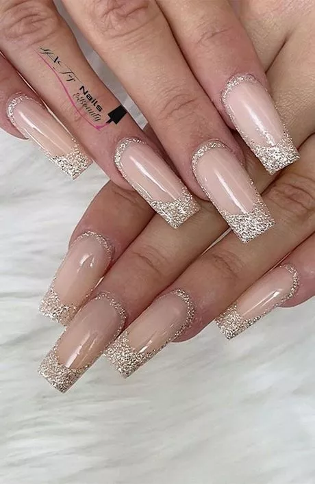 pink-nails-with-silver-glitter-tips-75_11-5 Unghii roz cu vârfuri de sclipici argintii