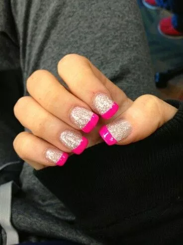 pink-nails-with-silver-glitter-tips-75_2-7 Unghii roz cu vârfuri de sclipici argintii