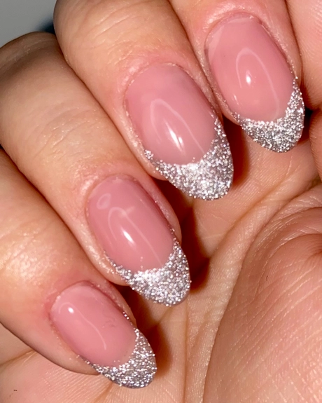 pink-nails-with-silver-glitter-tips-75_3-10 Unghii roz cu vârfuri de sclipici argintii