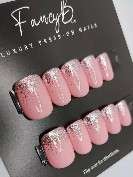 pink-nails-with-silver-glitter-tips-75_4-11 Unghii roz cu vârfuri de sclipici argintii