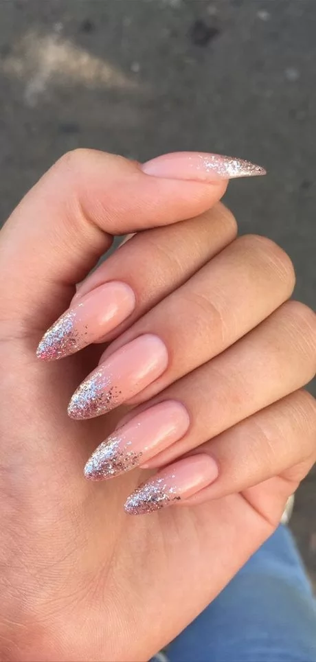 pink-nails-with-silver-glitter-tips-75_5-12 Unghii roz cu vârfuri de sclipici argintii