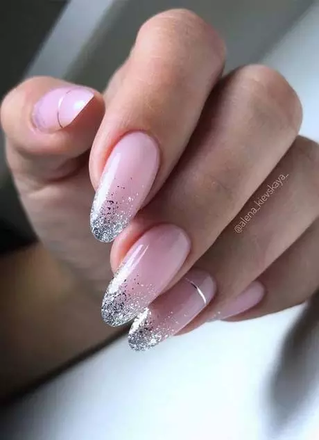 pink-nails-with-silver-glitter-tips-75_9-16 Unghii roz cu vârfuri de sclipici argintii