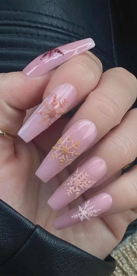 pink-nails-with-snowflakes-61_11-4 Unghii roz cu fulgi de zăpadă