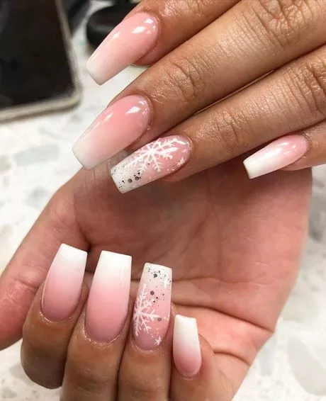 pink-nails-with-snowflakes-61_12-5 Unghii roz cu fulgi de zăpadă