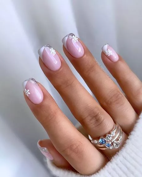 pink-nails-with-snowflakes-61_13-6 Unghii roz cu fulgi de zăpadă
