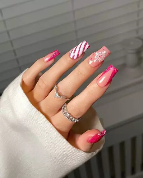 pink-nails-with-snowflakes-61_2-11 Unghii roz cu fulgi de zăpadă