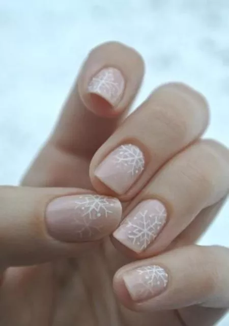 pink-nails-with-snowflakes-61_6-16 Unghii roz cu fulgi de zăpadă