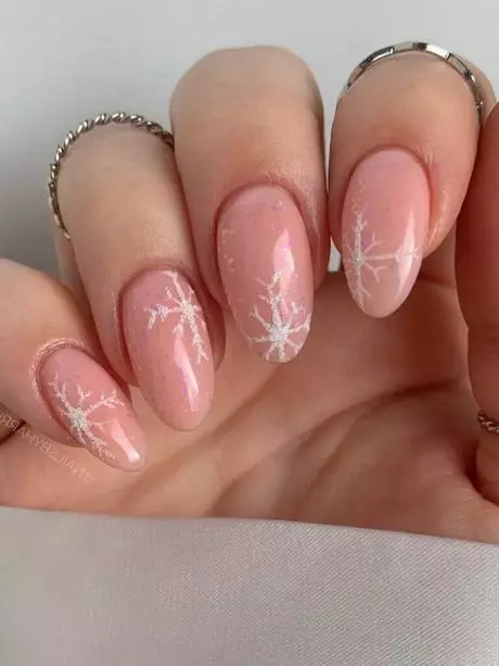 pink-nails-with-snowflakes-61_7-17 Unghii roz cu fulgi de zăpadă
