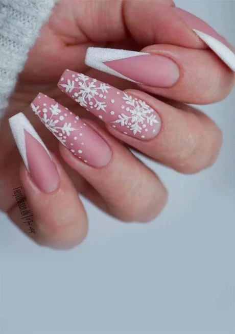 pink-snowflake-nails-90_14-6 Unghii roz cu fulgi de zăpadă