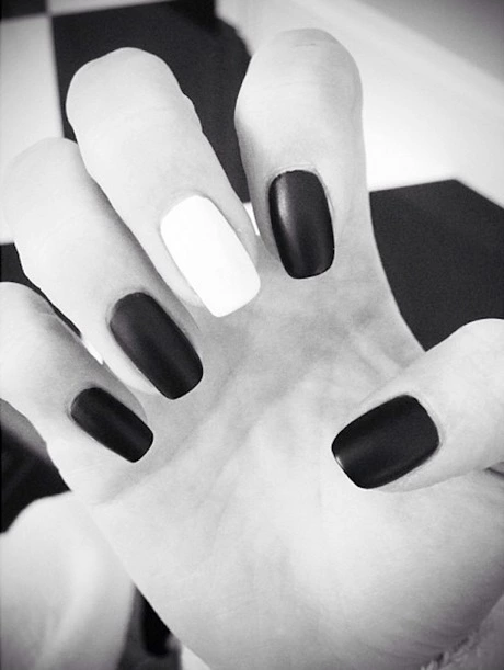 plain-black-and-white-nails-56-2 Unghii simple alb-negru