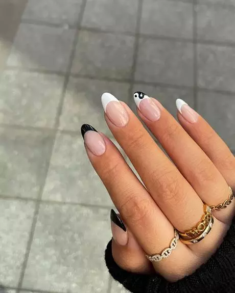 plain-black-and-white-nails-56_13-6 Unghii simple alb-negru