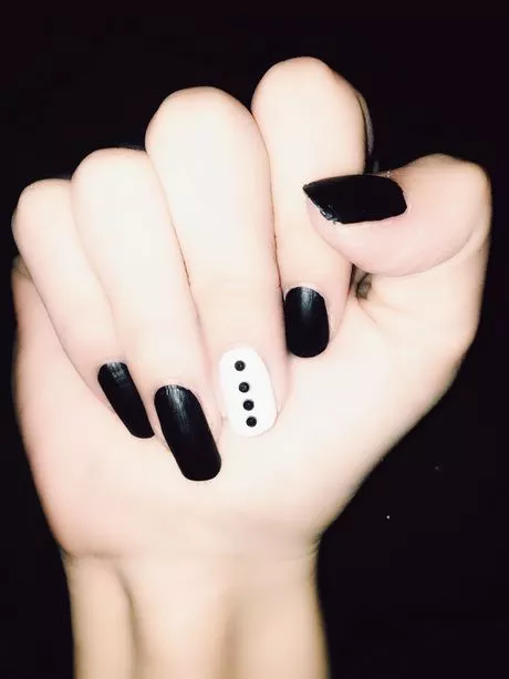 plain-black-and-white-nails-56_7-17 Unghii simple alb-negru