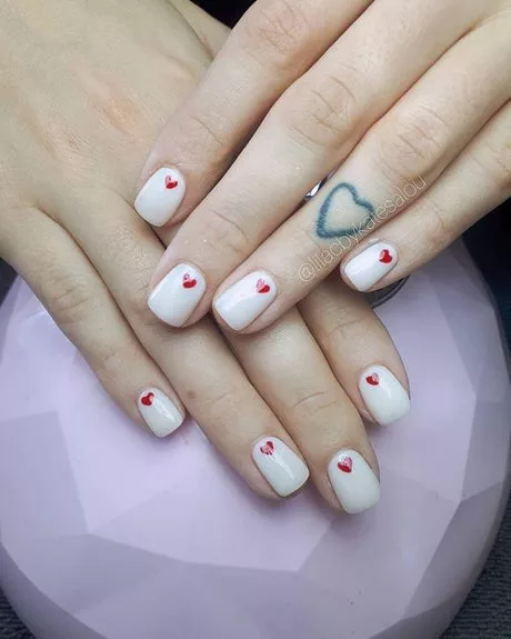 red-nails-with-pink-hearts-88_14-8 Unghii roșii cu inimi roz