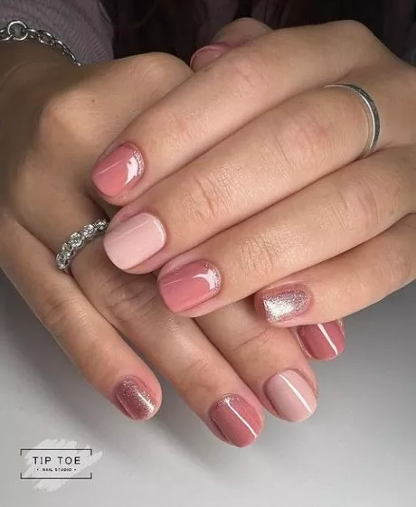 short-pink-nails-with-glitter-79_14-7 Unghii scurte roz cu sclipici