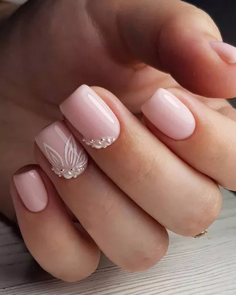 simple-pink-and-white-nails-98_13-5 Unghii simple roz și albe