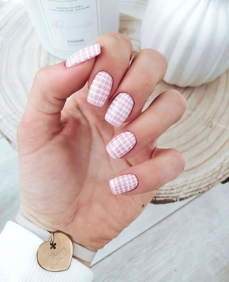 simple-pink-and-white-nails-98_15-7 Unghii simple roz și albe